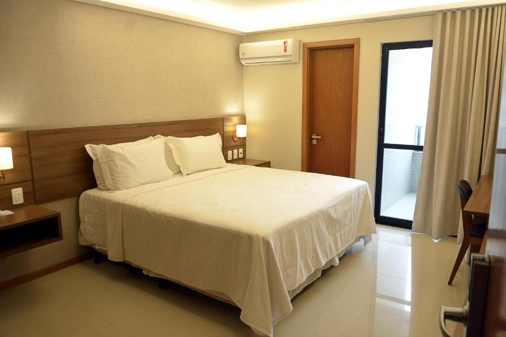 Postel nebo postele na pokoji v ubytování Pituba Praiamar Hotel