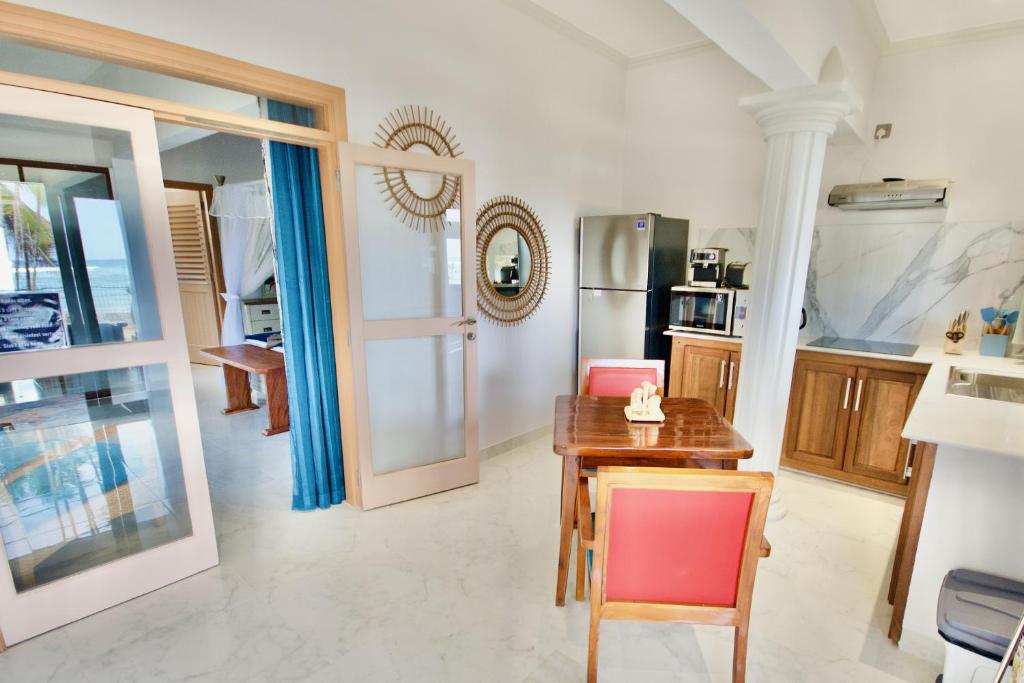 Kuchyň nebo kuchyňský kout v ubytování SEA SPLASH SELF CATERING And La Petite Maison