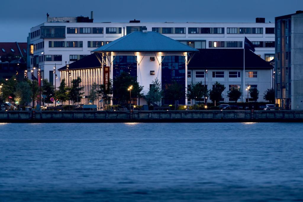un gran edificio junto a una gran masa de agua en Pier 5 Hotel en Aalborg