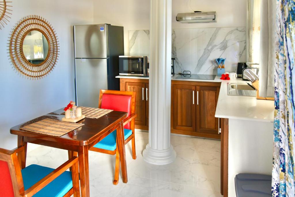 Kuchyň nebo kuchyňský kout v ubytování SEA SPLASH SELF CATERING And La Petite Maison