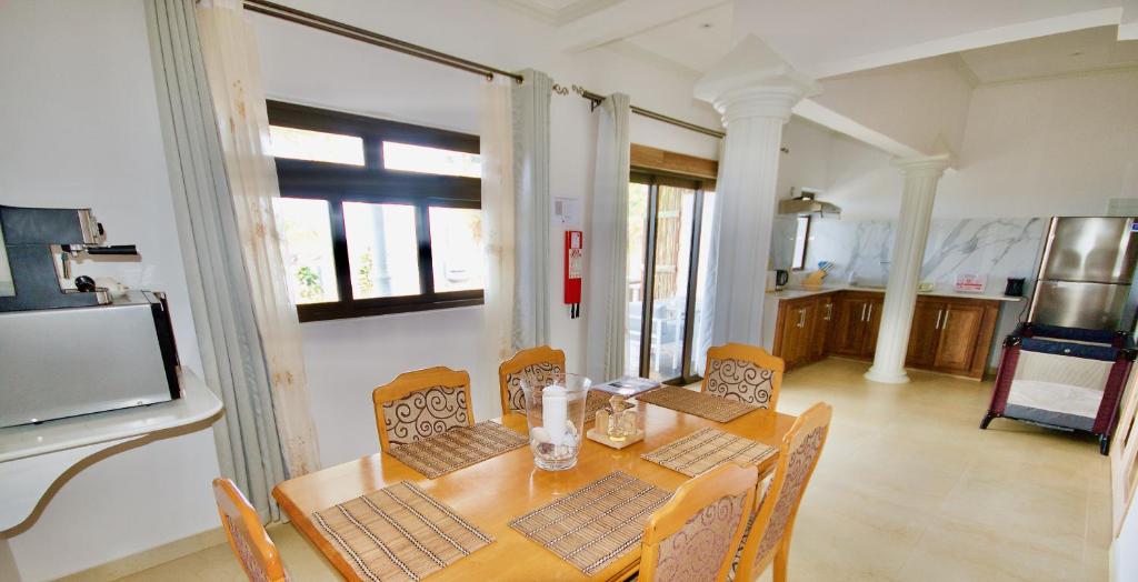 Kuchyň nebo kuchyňský kout v ubytování SEA SPLASH SELF CATERING And La Petite Maison