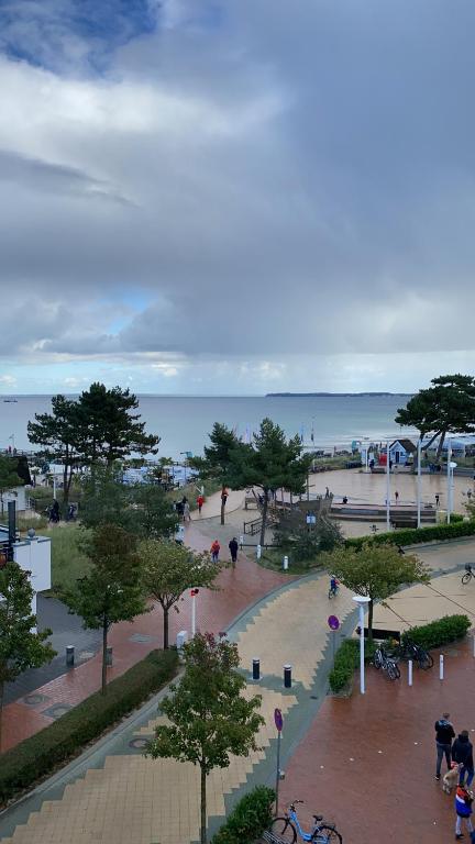 a park with people and the ocean in the background at Inspiration Maisonette in Scharbeutz