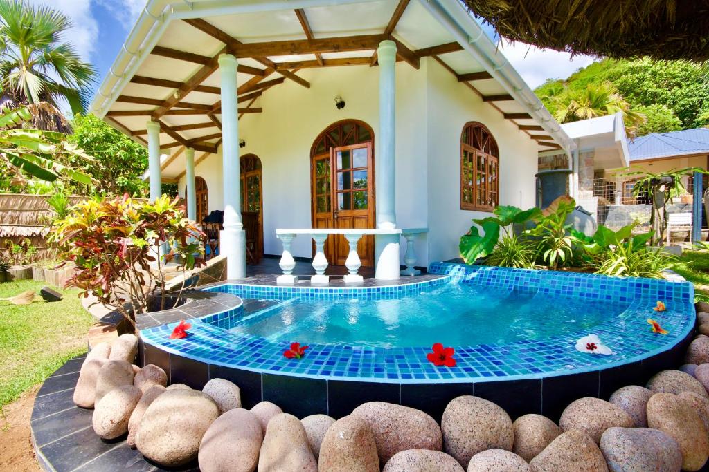 Bazén v ubytování SEA SPLASH SELF CATERING And La Petite Maison nebo v jeho okolí