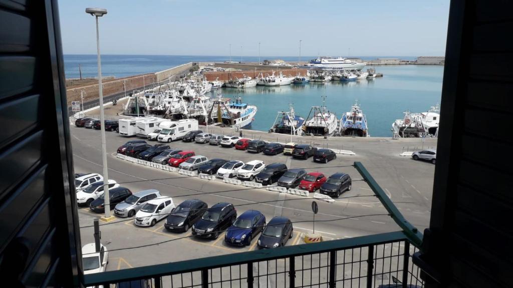 een uitzicht op een jachthaven met auto's geparkeerd op een parkeerplaats bij La dimora sul porto in Termoli