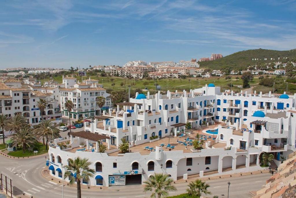 Fotografia z galérie ubytovania 28 Mikonos Playa in Puerto de la Duquesa 2 bed 2 bath apartment ideally located to the beach & marina v destinácii Castillo de Sabinillas