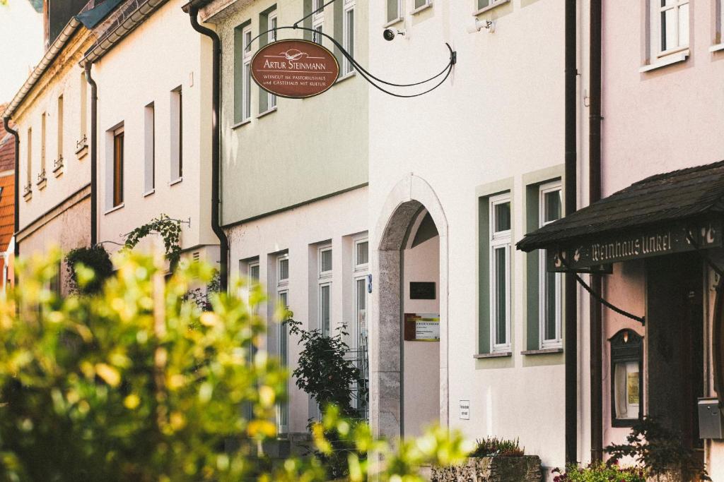 ein Gebäude mit einem Schild an der Seite in der Unterkunft Weingut Pastoriushaus - Artur Steinmann in Sommerhausen