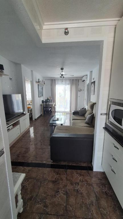 Televízia a/alebo spoločenská miestnosť v ubytovaní Apartamenty Deluxe - Los Naufragos -Torrevieja Costa Blanca