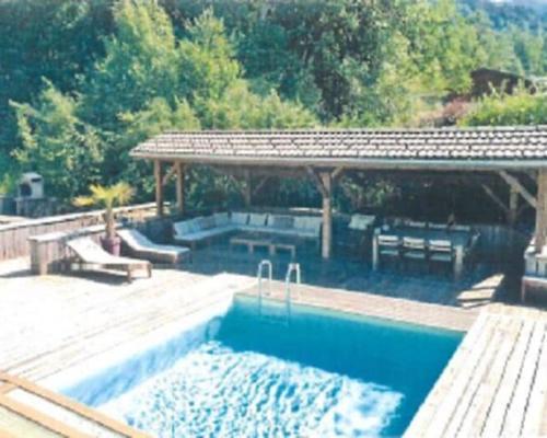 Bazén v ubytování Chalet Esprit nebo v jeho okolí