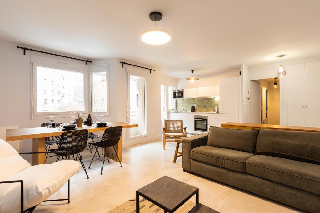 un salon avec un canapé et une table dans l'établissement DIFY Louis Blanc - Brotteaux, à Lyon