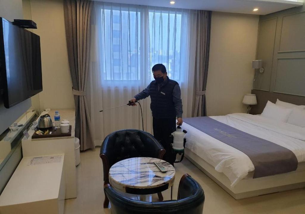 Postel nebo postele na pokoji v ubytování Gwangju Madrid Hotel