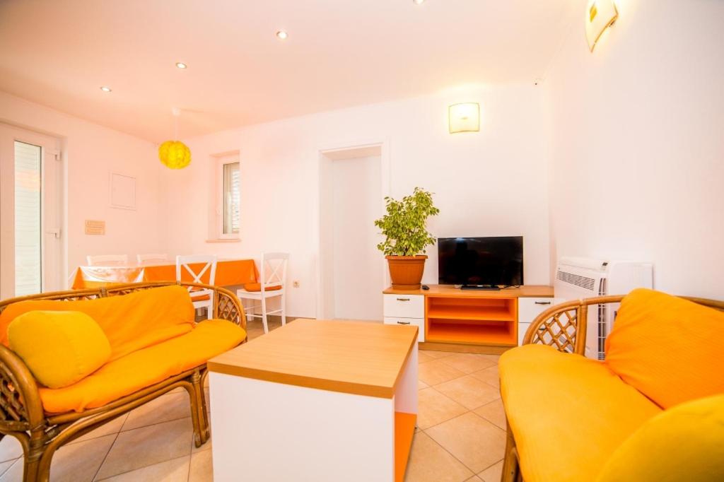 TV a/nebo společenská místnost v ubytování Apartment in Bol with sea view, terrace, air conditioning, WiFi 3739-3