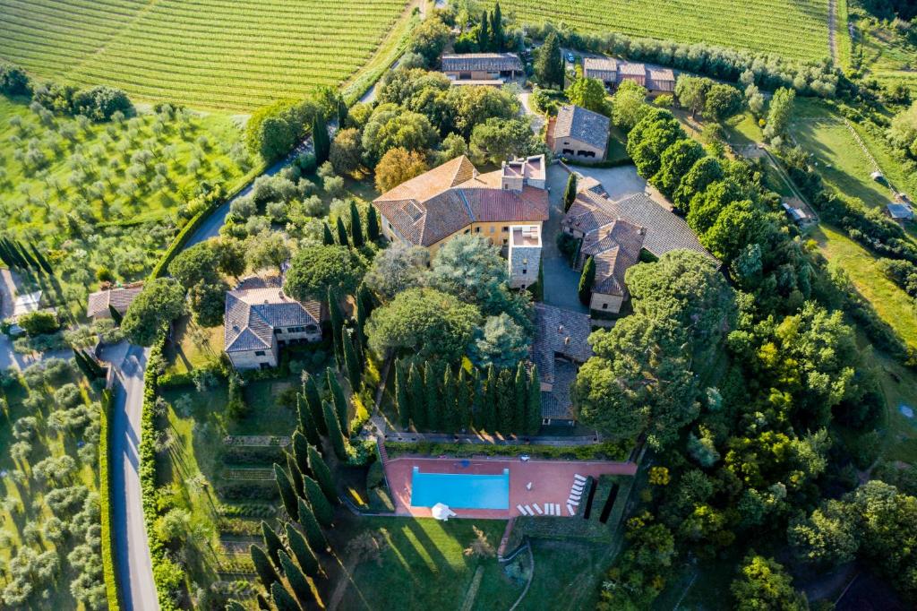 - une vue aérienne sur une maison avec une cour dans l'établissement Borgo La Torre alle Tolfe, à Sienne