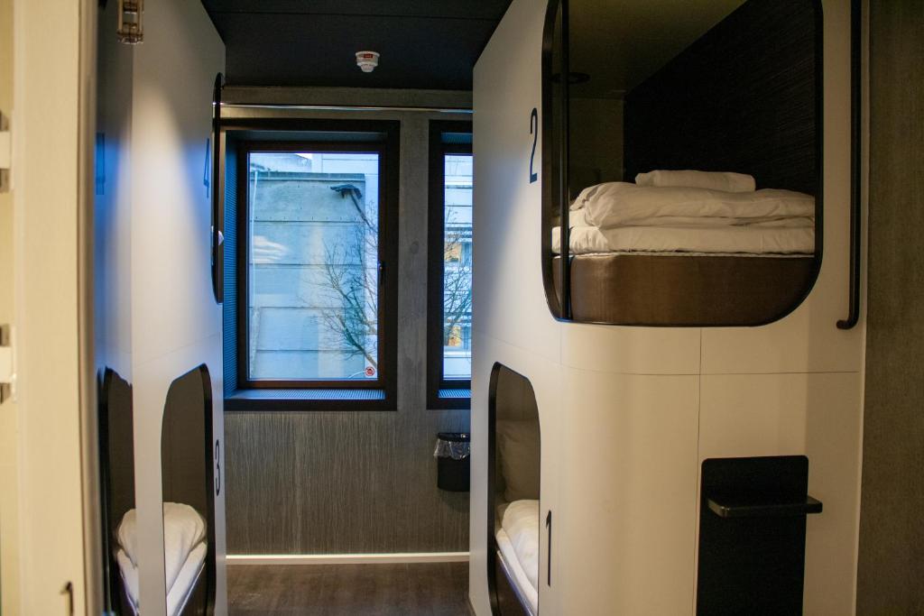 哥本哈根Next House Copenhagen的白色的货车,带窗户和床