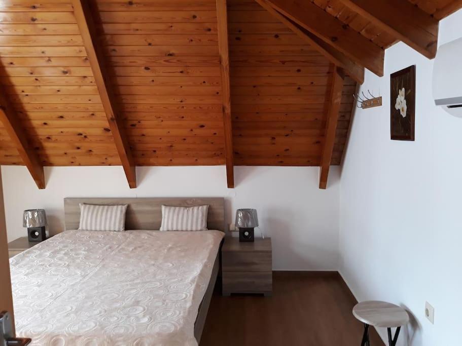 A bed or beds in a room at Roof-Garden Apartment