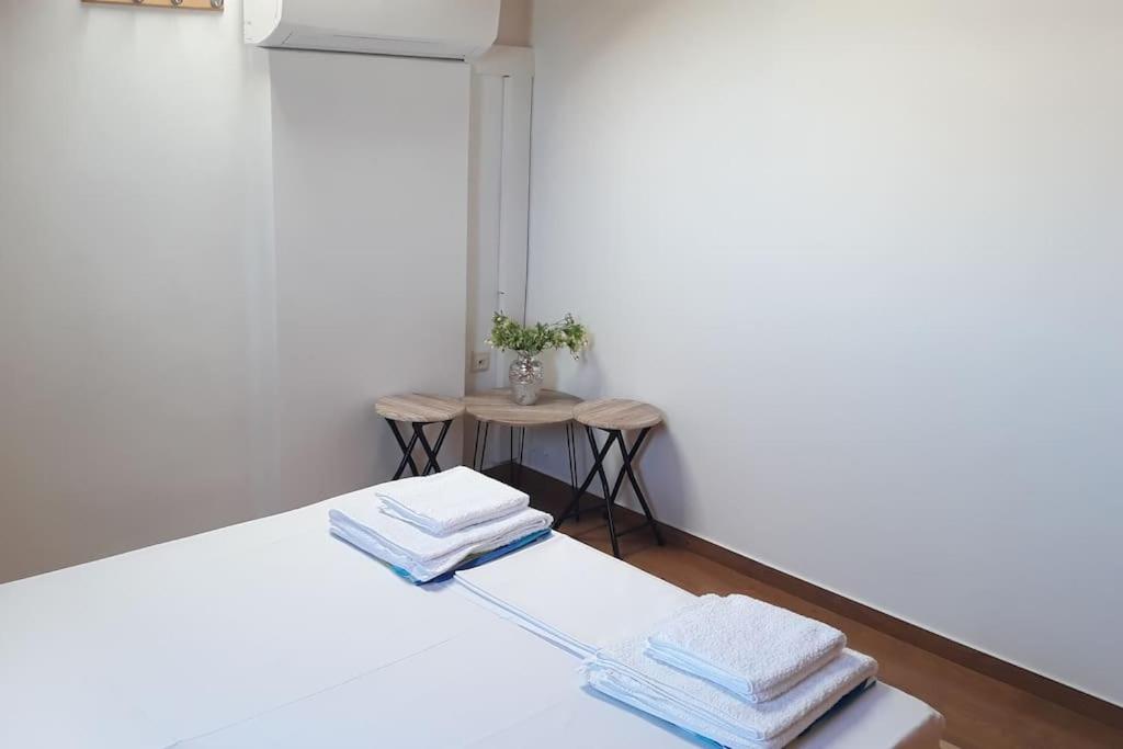 A bed or beds in a room at Roof-Garden Apartment