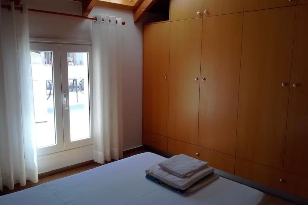 A bed or beds in a room at Roof-Garden Apartment
