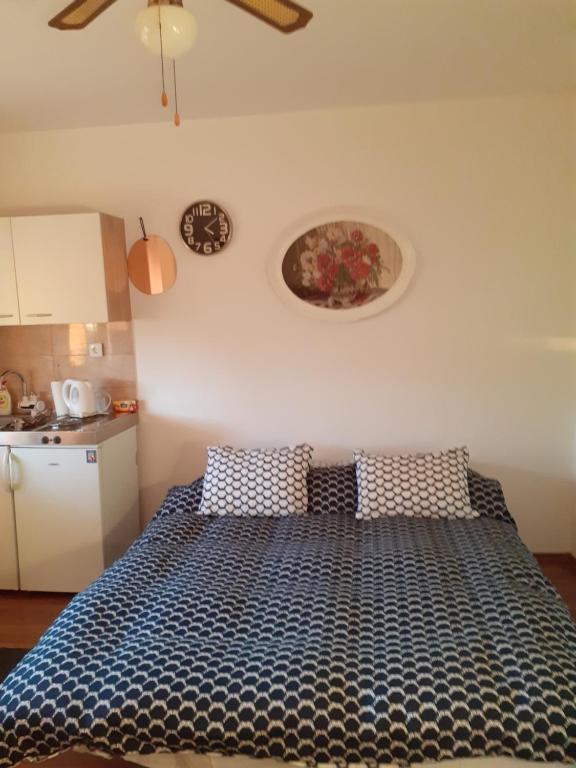 Studio apartman Mikoにあるベッド