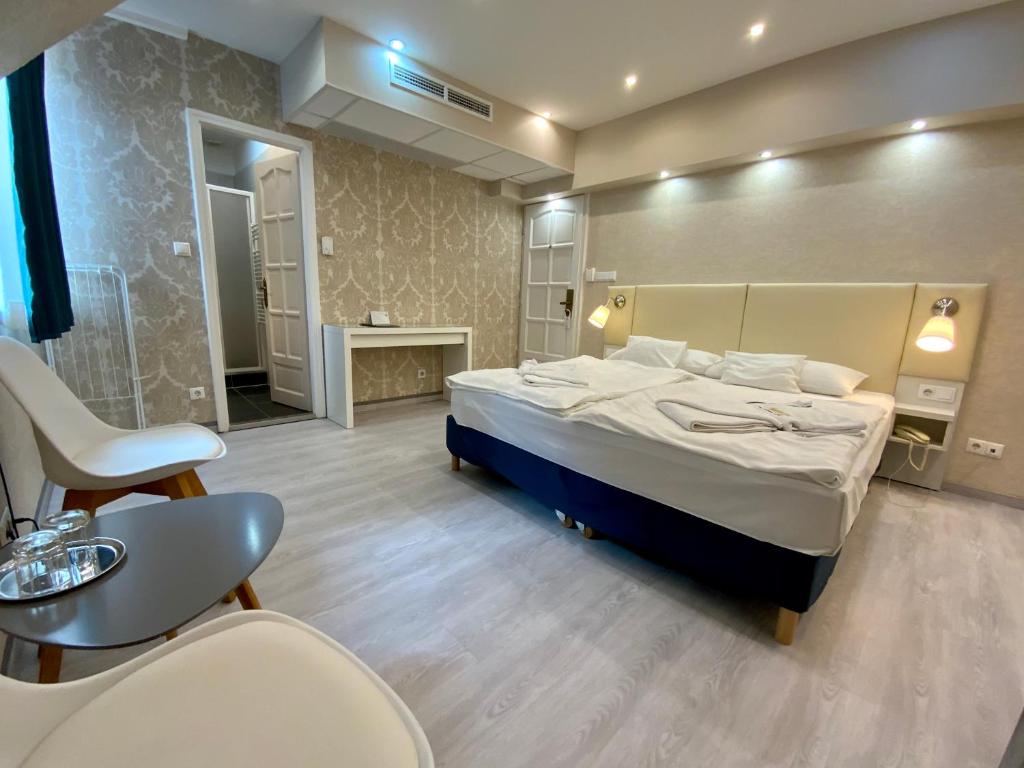 Postel nebo postele na pokoji v ubytování Bástya Konferencia és Wellness Hotel