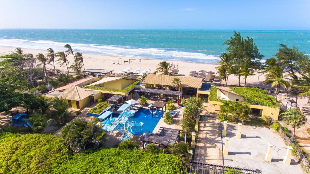 una vista aerea di un resort con piscina e spiaggia di Aimberê Eco Resort Hotel a Coqueiro