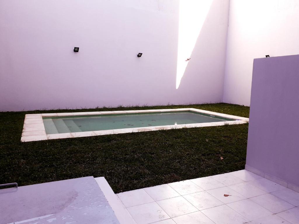 una pequeña piscina en la esquina de una habitación en BA Apartment en Buenos Aires
