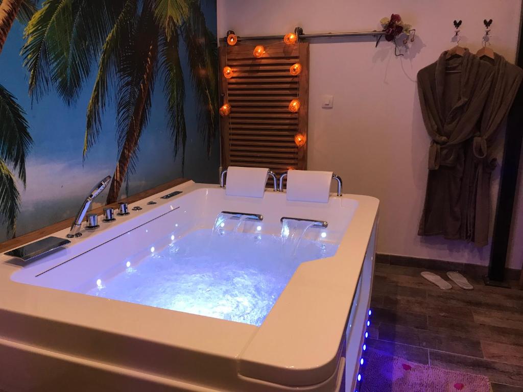 Le Mas Romantique avec Jacuzzi et Sauna privé - Suite With Hot Tub
