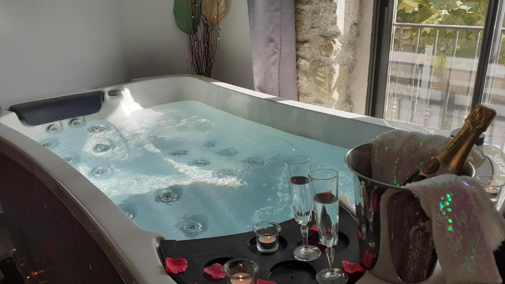 Φωτογραφία από το άλμπουμ του Le Mas Romantique avec Jacuzzi et Sauna privé σε Sénas