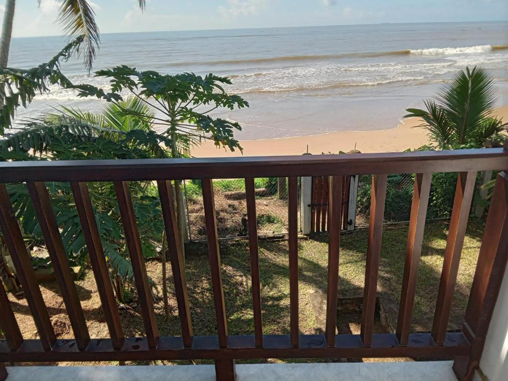 uma varanda com vista para a praia em Himana Beach Rest em Matara