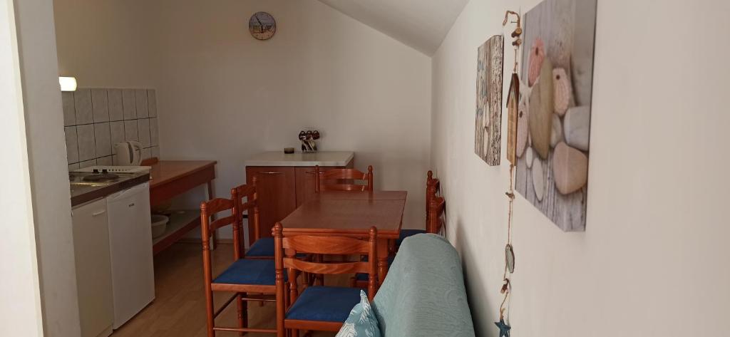 Apartments Kornati - Three-Bedroom Apartment With Shared Terrace