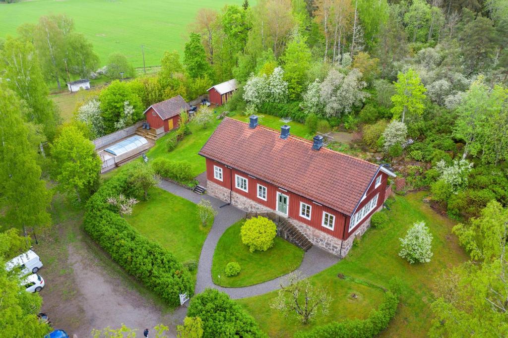an aerial view of a large house with a yard at Lyrsta R B&B in Lyrestad