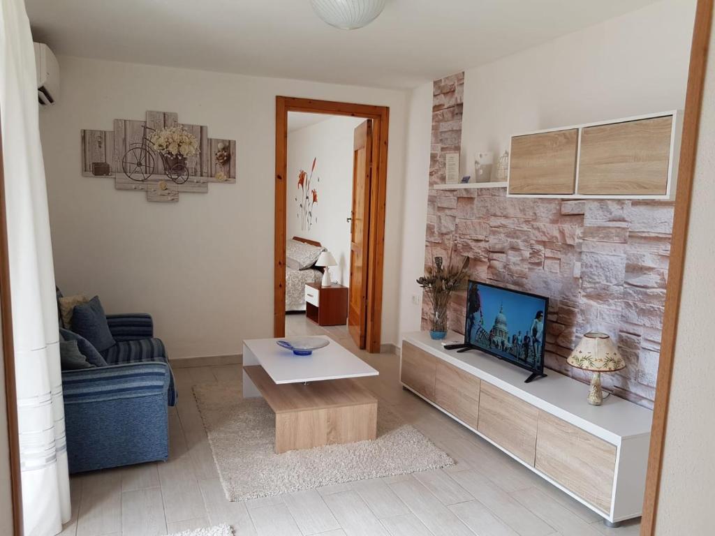 salon z kanapą i telewizorem w obiekcie Appartamento Vacanze La Maddalena w mieście La Maddalena