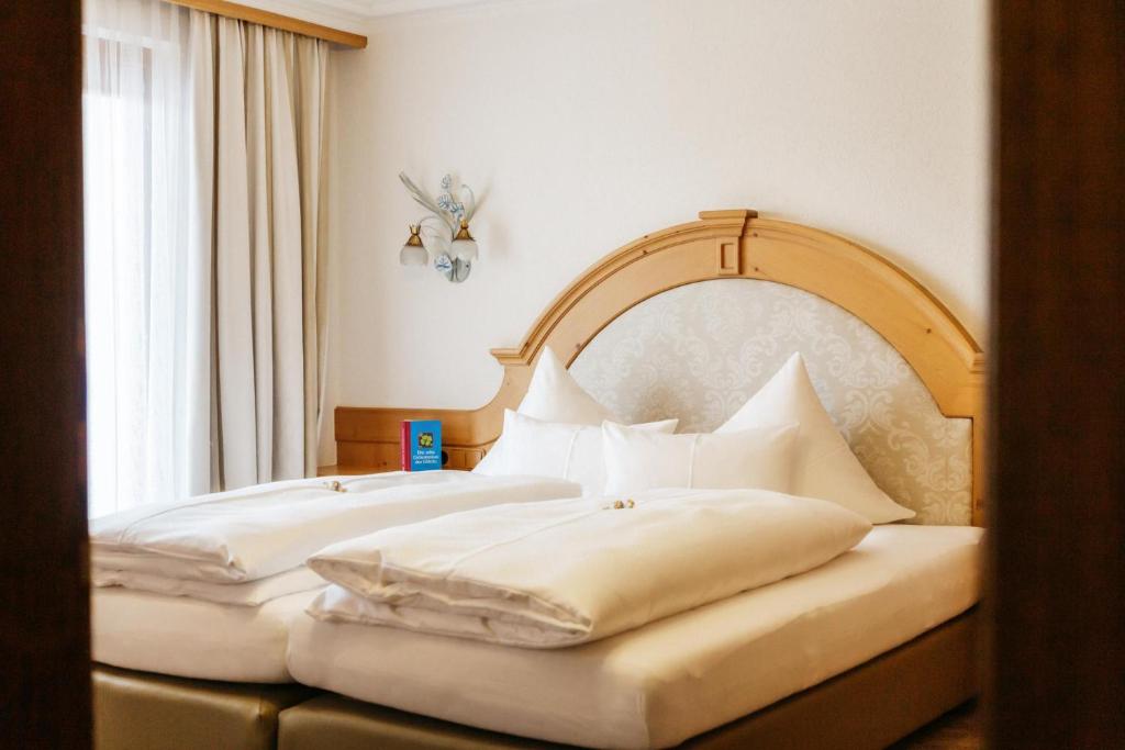 Postel nebo postele na pokoji v ubytování Hotel Kristall