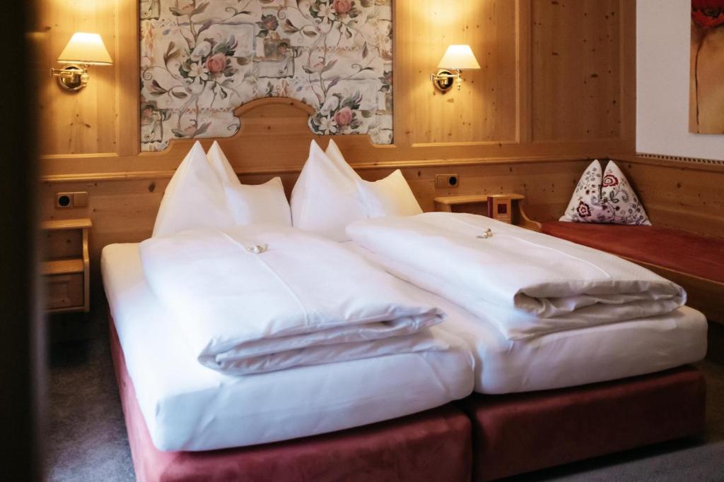Postel nebo postele na pokoji v ubytování Hotel Kristall