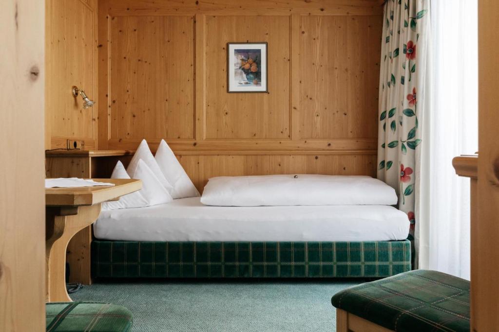 Postel nebo postele na pokoji v ubytování Hotel Kristall