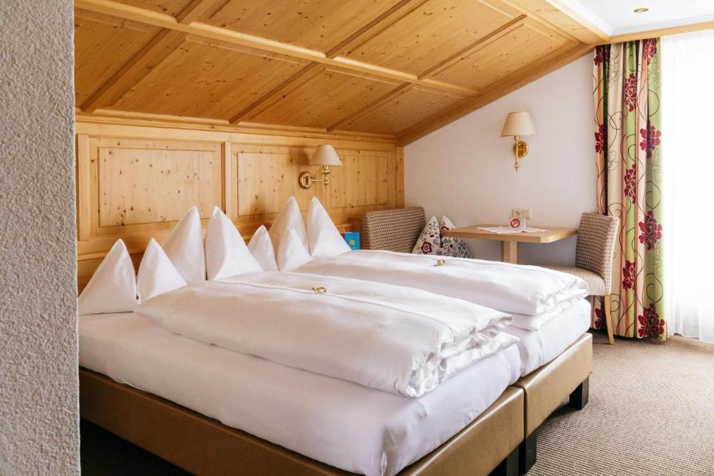 Postel nebo postele na pokoji v ubytování Hotel Kristall