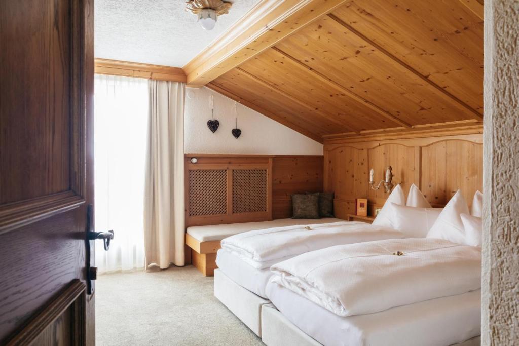 Postel nebo postele na pokoji v ubytování Hotel Kristall