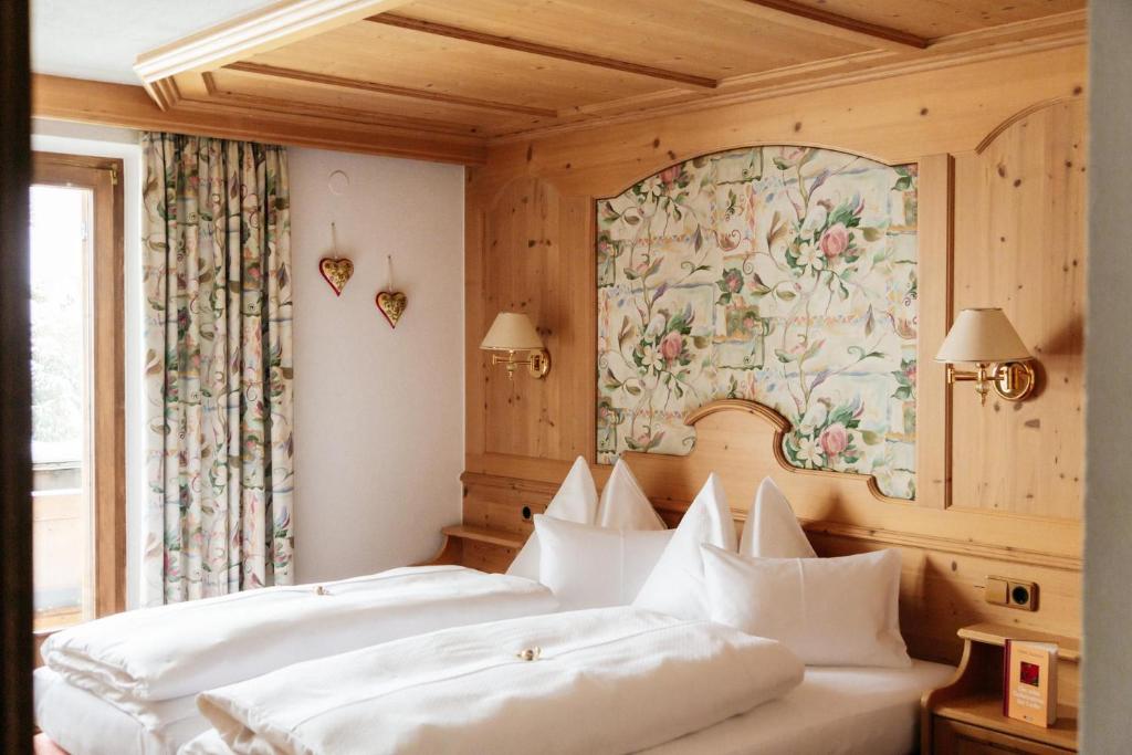 Postel nebo postele na pokoji v ubytování Hotel Kristall