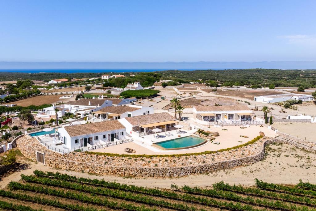 蘇昂博的住宿－Agroturismo Llucasaldent Gran Menorca - Adults Only，享有带游泳池的别墅的空中景致