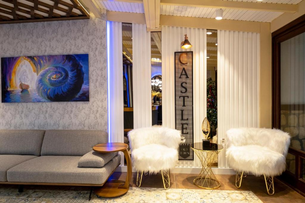 A seating area at Castle Old Town Hotel