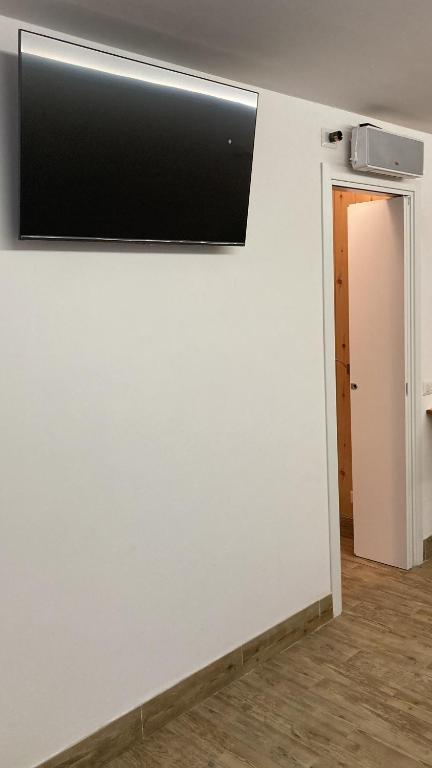 TV a/nebo společenská místnost v ubytování MariSole Apt Lago Rotondo
