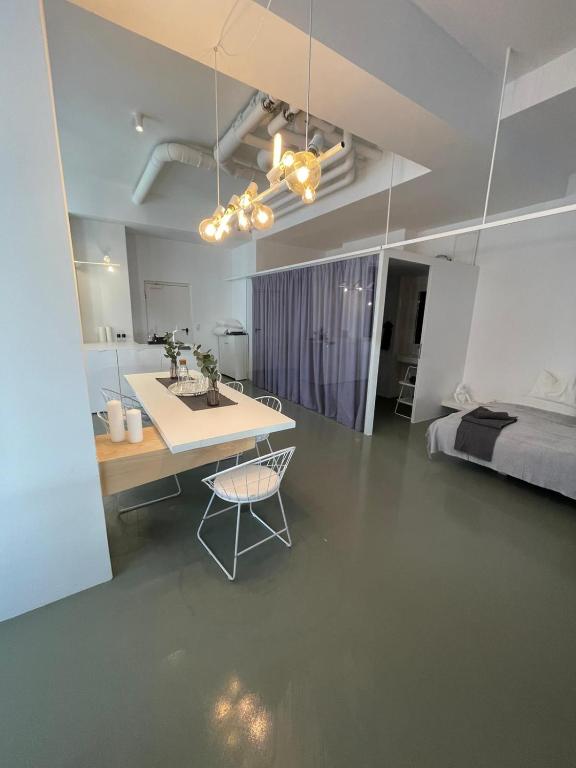 Posteľ alebo postele v izbe v ubytovaní Main Station Design Loft Style Apartment