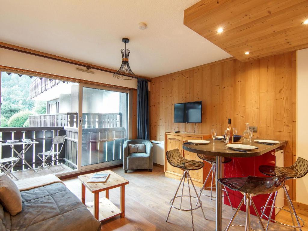 uma sala de estar com um sofá e uma mesa em Apartment Clos du Savoy-8 by Interhome em Chamonix-Mont-Blanc