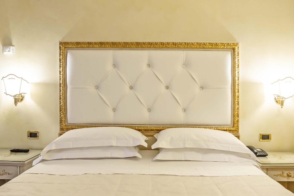 A bed or beds in a room at Hotel Alba Palace