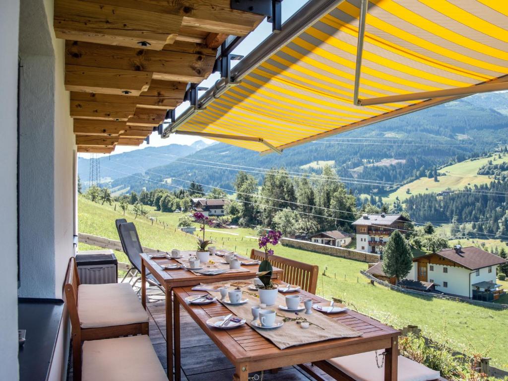 een eetkamer met een tafel en uitzicht op de bergen bij Holiday Home Pfisterer - BRG150 by Interhome in Taxenbach