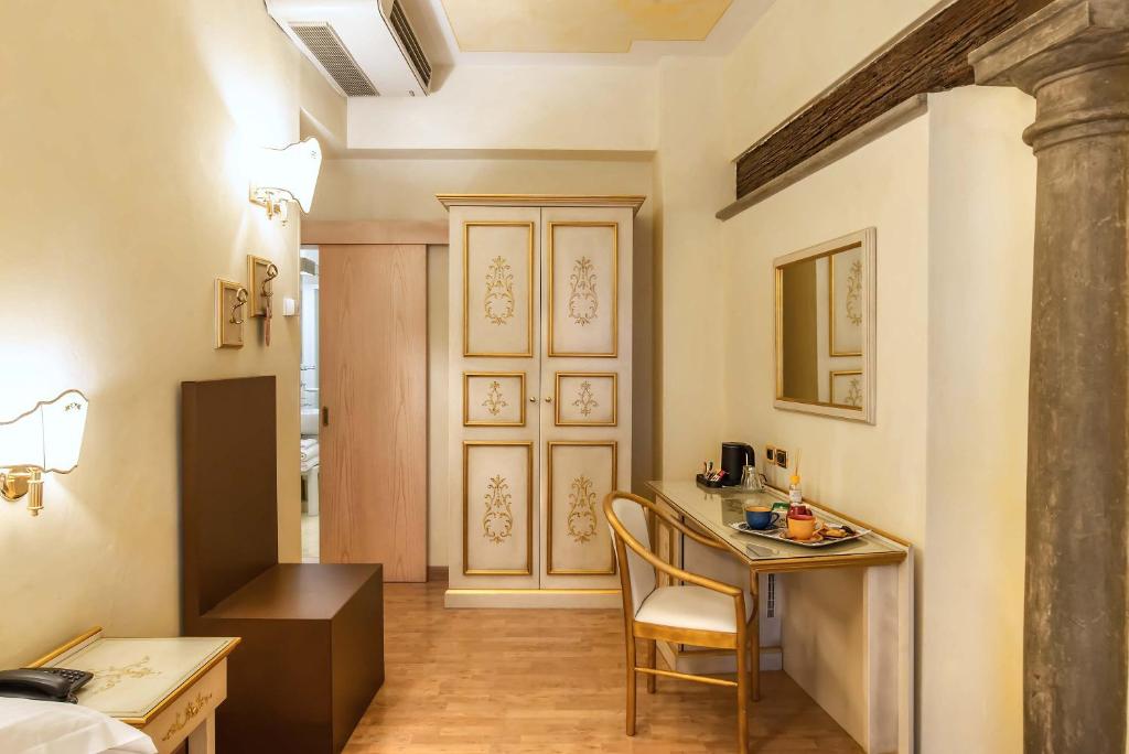 A bed or beds in a room at Hotel Alba Palace