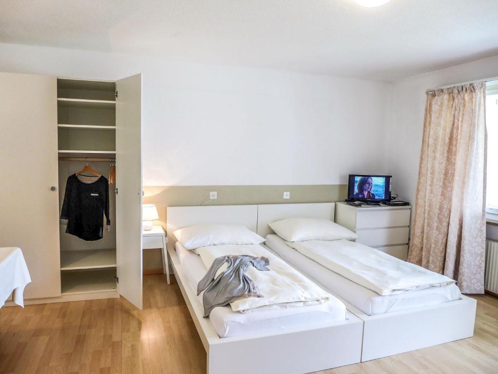 1 dormitorio con 2 camas y armario en Apartment Chesa Ova Cotschna 304 by Interhome, en St. Moritz