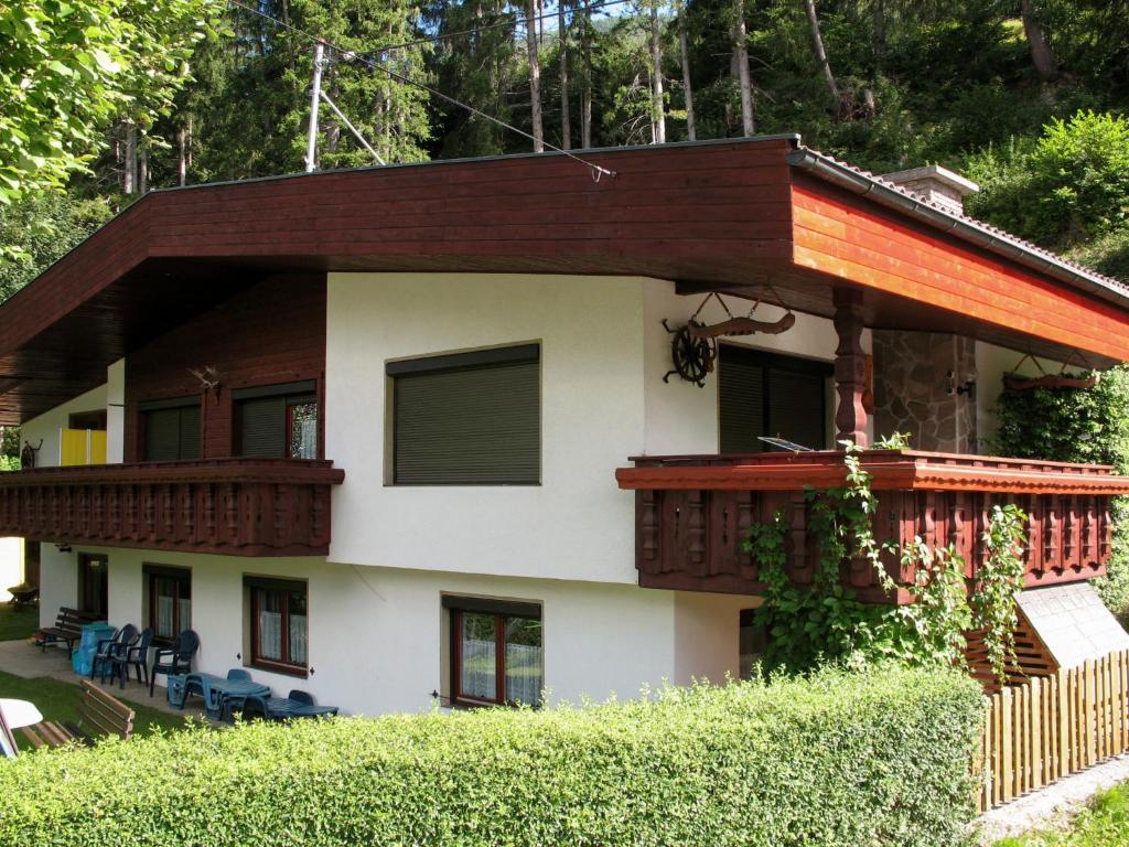 una casa en una colina con balcón en Apartment Zechner - TDL101 by Interhome, en Tobadill