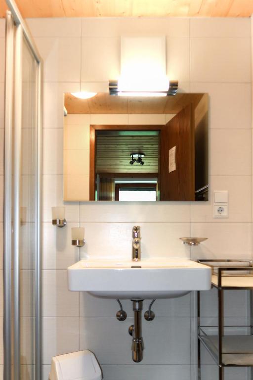 Kuchyňa alebo kuchynka v ubytovaní Apartment Zechner-2 by Interhome