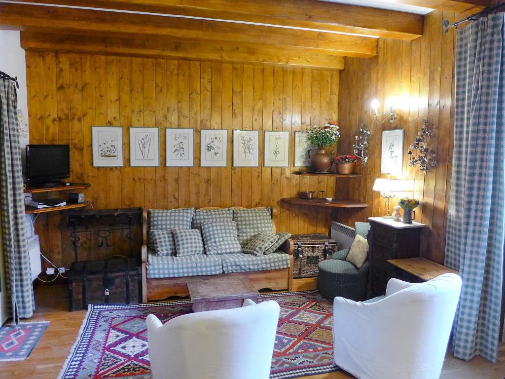 sala de estar con sofá y sillas blancas en Apartment Les Charmoz-2 by Interhome, en Chamonix-Mont-Blanc