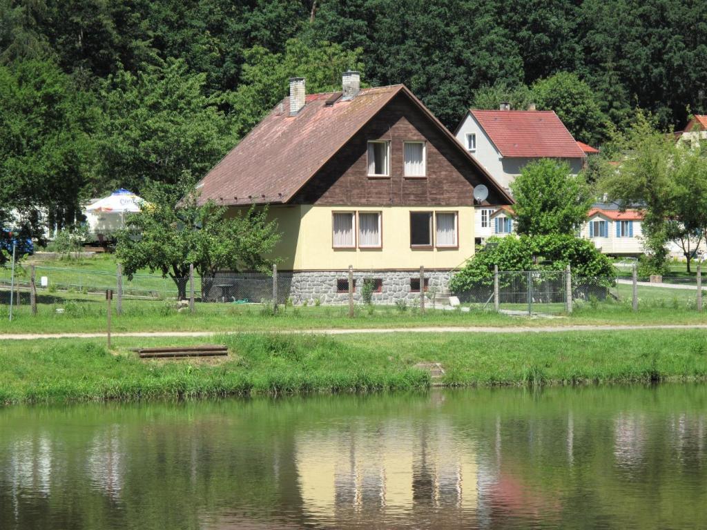 ein Haus neben einem Wasserkörper in der Unterkunft Holiday Home Lužnice by Interhome in Koloděje nad Lužnicí