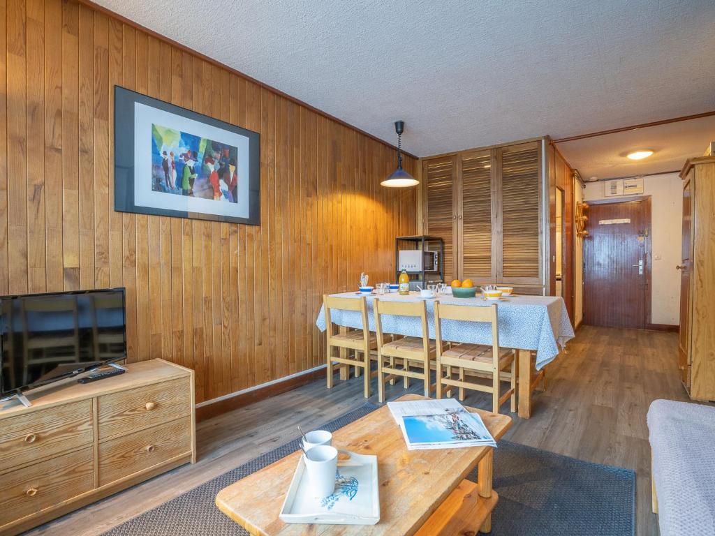 une salle à manger avec une table et une télévision dans l'établissement Apartment Le Grand Tichot A et B - Val Claret-2 by Interhome, à Tignes